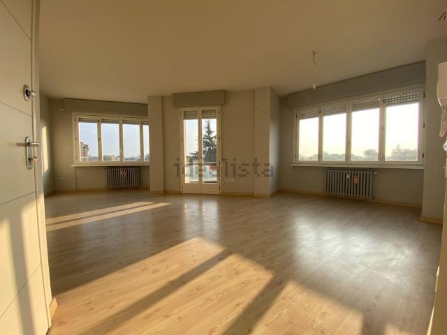 Appartamento in affitto di 123 m² in Via Girolamo Mercuriali