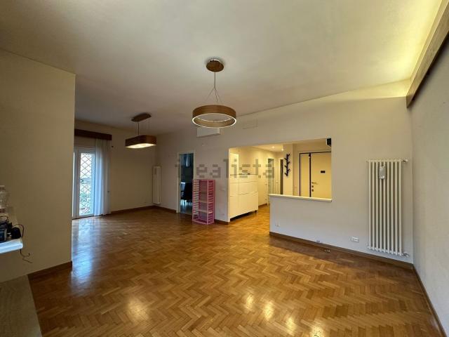 Appartamento in affitto di 125 m² in Via Anagnina