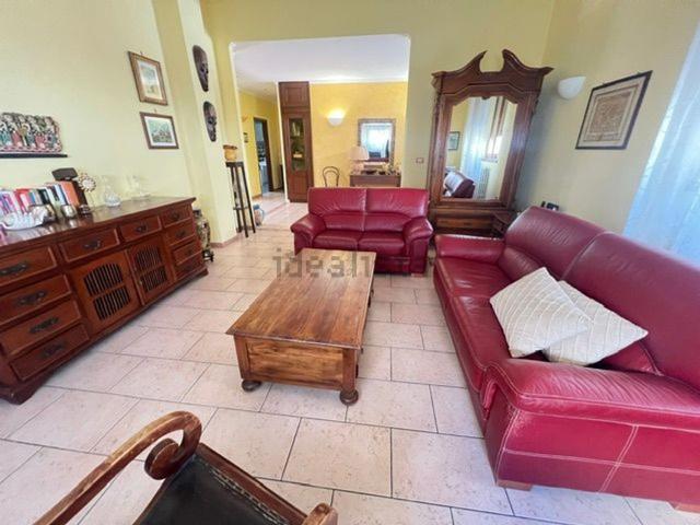 Appartamento in affitto di 125 m² in Via Ionima