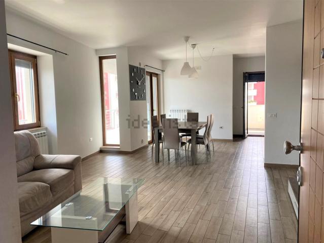 Appartamento in affitto di 127 m² in Via Ferruccio Parri, 3