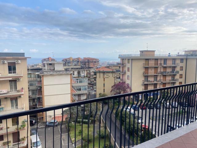 Appartamento in affitto di 130 m² in Via Carnazza, 49