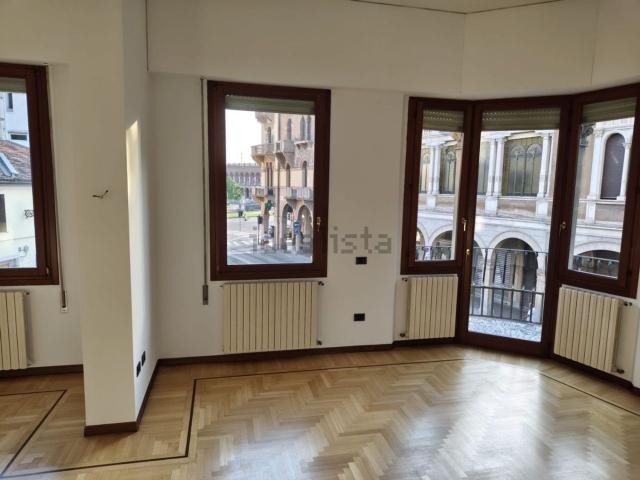 Appartamento in affitto di 130 m² in Via Beato Luca Belludi