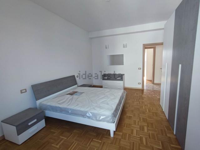 Appartamento in affitto di 130 m² in Via Emilia Pavese