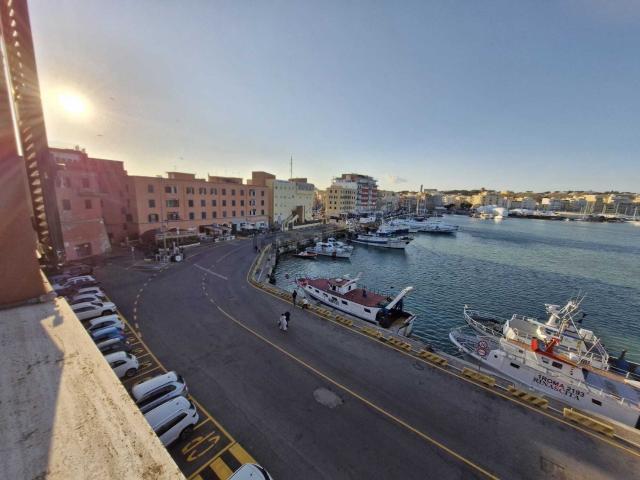 Appartamento in affitto di 130 m² in Via Molo Innocenziano, 44