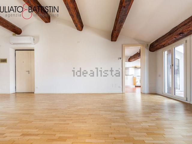 Appartamento in affitto di 130 m² in Corso SS. Felice e Fortunato