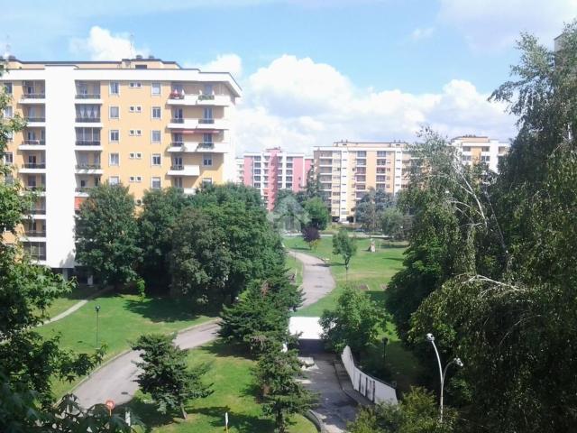 Appartamento in affitto di 131 m² in Via Sporting Mirasole, 39