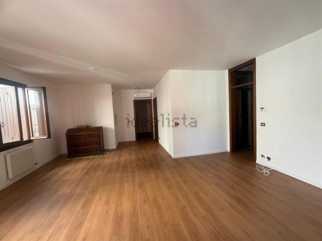 Appartamento in affitto di 131 m² in Vicolo delle Acque, 4