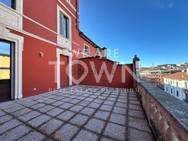 Appartamento in affitto di 132 m² in Via Andrea Maffei, 10