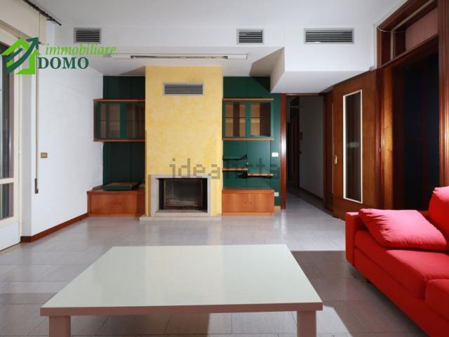 Appartamento in affitto di 135 m² in Via G. Galilei, 1