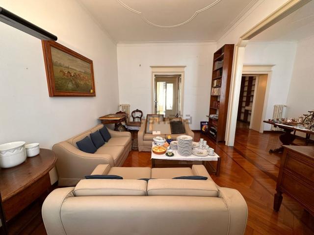 Appartamento in affitto di 135 m² in Viale Regina Giovanna, 38