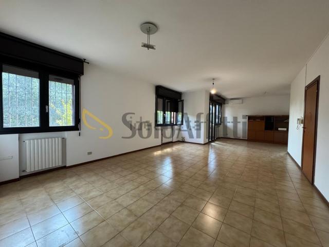 Appartamento in affitto di 136 m² in Via Aldo Cividali, 12