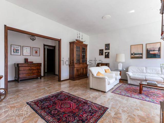 Appartamento in affitto di 136 m² in Via Sporting Mirasole, 42