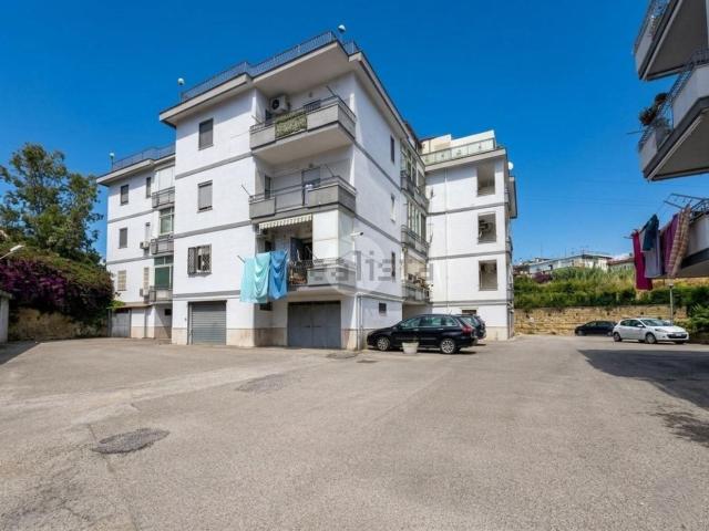 Appartamento in affitto di 138 m² in Via Domitiana, 11