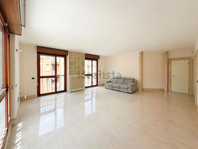 Appartamento in affitto di 140 m² in Via Alserio
