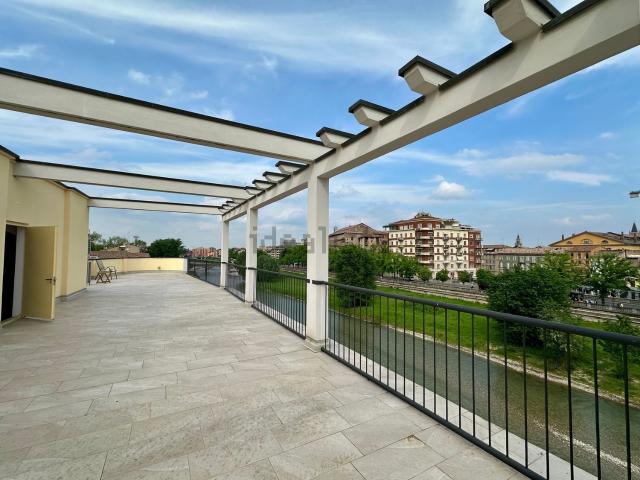 Appartamento in affitto di 140 m² in Via dei Farnese, 9