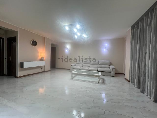 Appartamento in affitto di 140 m² in Via del Rivo, 198