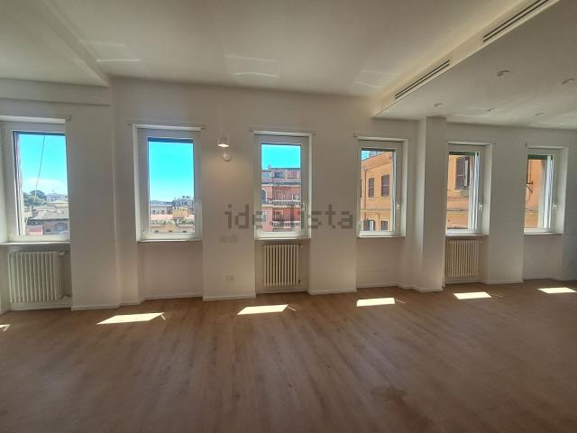 Appartamento in affitto di 140 m² in Via della Lungaretta