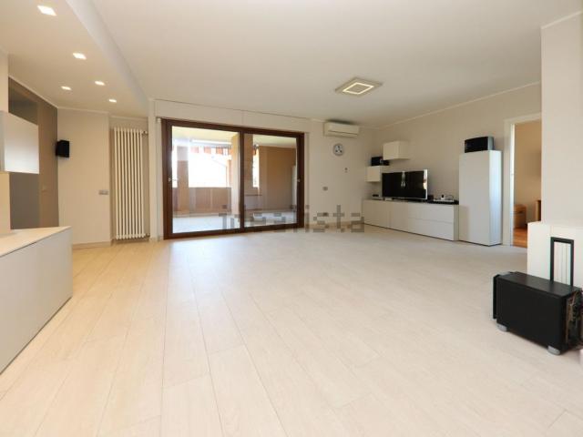 Appartamento in affitto di 140 m² in Via Livio Colzani, 102