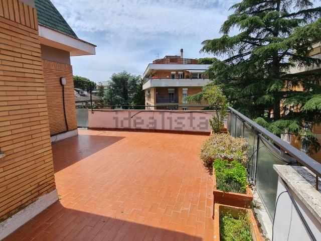 Appartamento in affitto di 140 m² in Via Mompeo, 21