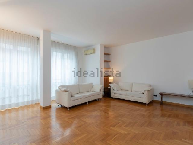 Appartamento in affitto di 140 m² in Via Mosè Bianchi, 11