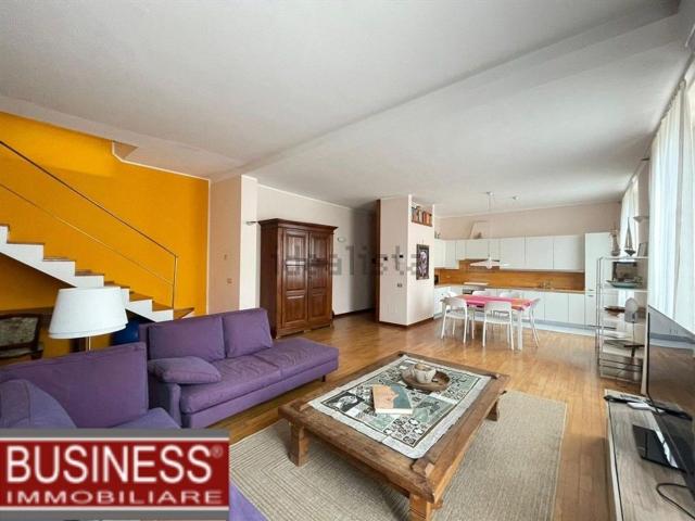Appartamento in affitto di 140 m² in Via Vincenzo Civerchio, 9