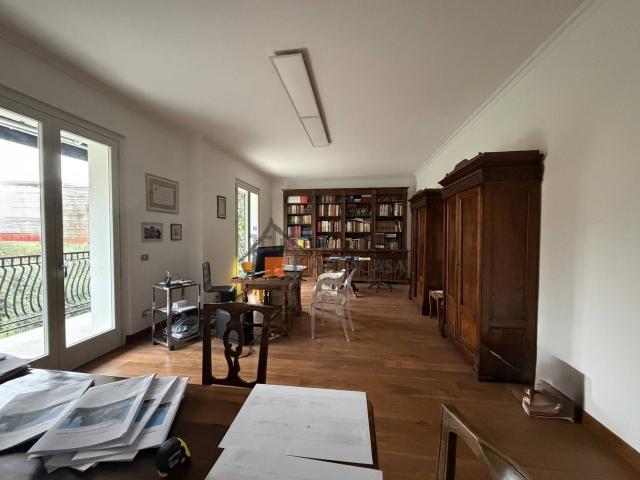 Appartamento in affitto di 140 m² in Viale Assisi, 44
