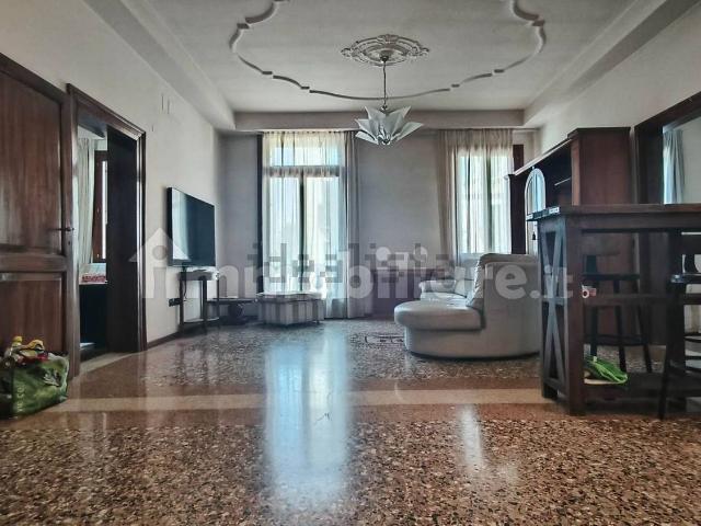 Appartamento in affitto di 140 m² in Corso SS. Felice e Fortunato, 225