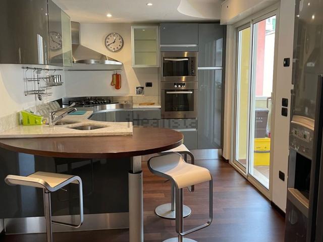 Appartamento in affitto di 141 m² in Via Carlo Poerio
