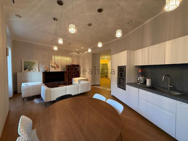 Appartamento in affitto di 145 m² in Via Cusani, 13