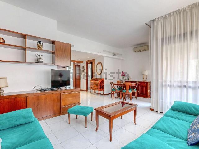 Appartamento in affitto di 145 m² in Via Andrea Costa, 3