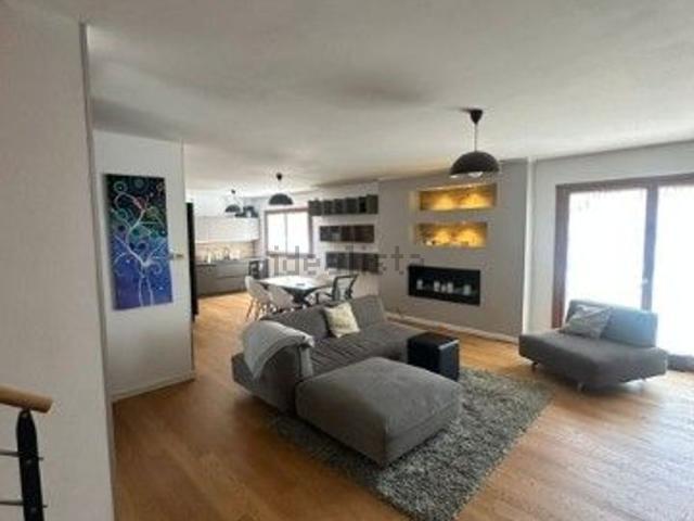 Appartamento in affitto di 145 m² in Via Pio Riego Gambini, 43