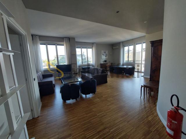 Appartamento in affitto di 147 m² in Via Antonio Locatelli, 5