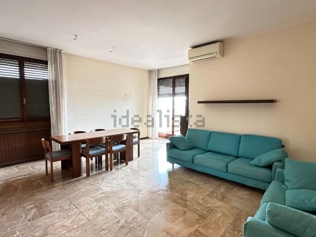 Appartamento in affitto di 148 m² in Via Giacomo Matteotti, 74
