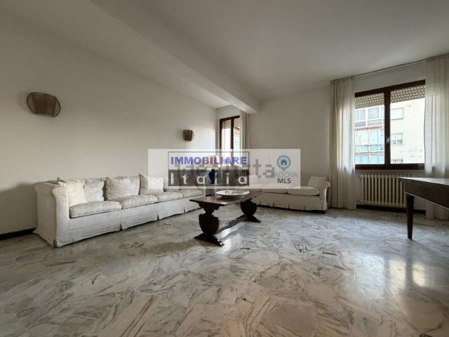 Appartamento in affitto di 148 m² in Via San Pietro