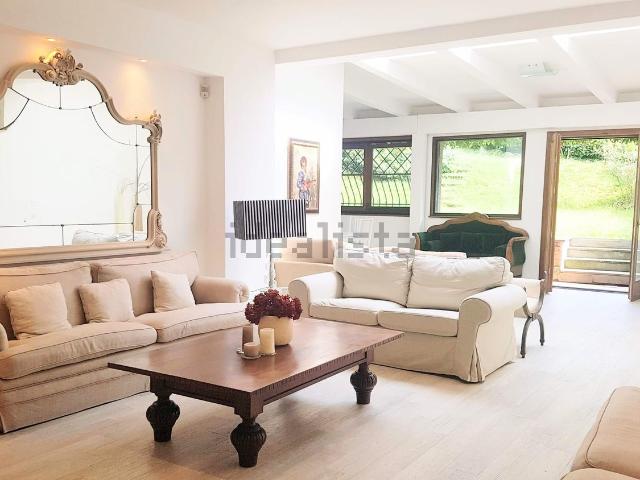 Appartamento in affitto di 150 m² in Via della Mendola, 33