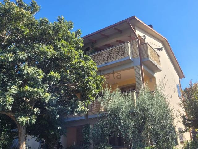 Appartamento in affitto di 150 m² in Via Strozzacapponi