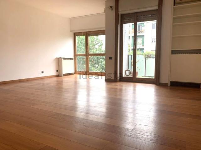Appartamento in affitto di 150 m² in Via Ruggero di Lauria