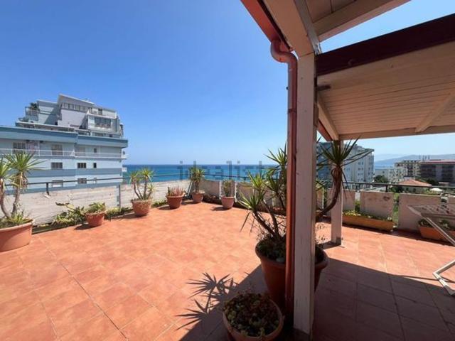 Appartamento in affitto di 150 m² in Vico I&apos  Crotone