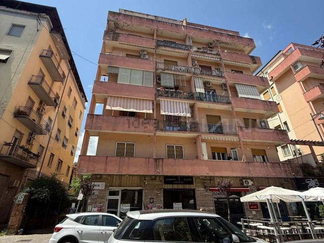 Appartamento in affitto di 153 m² in Via Nicola Parisio, 18
