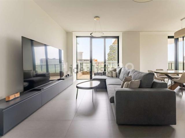 Appartamento in affitto di 157 m² in Viale della Liberazione, 15