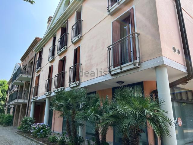 Appartamento in affitto di 158 m² in Via Ugo Foscolo, 17