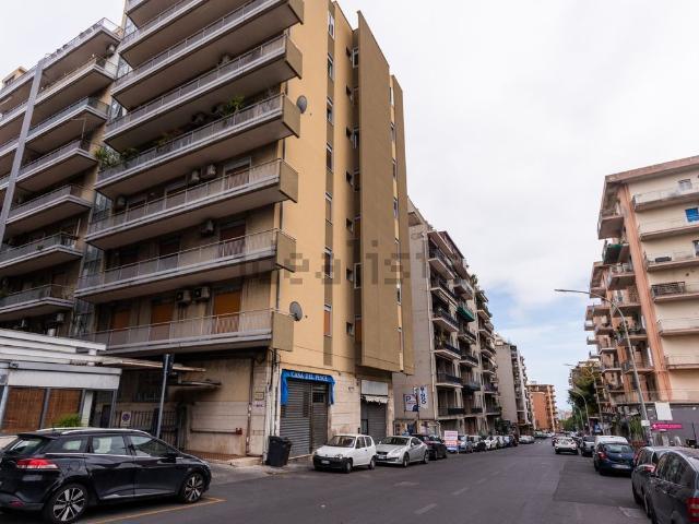 Appartamento in affitto di 160 m² in Via Caronda, 460