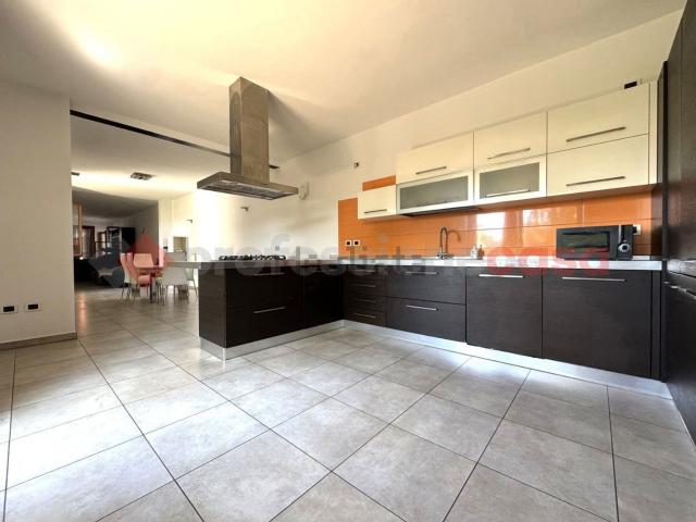 Appartamento in affitto di 160 m² in Via Roma