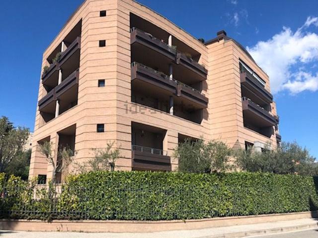Appartamento in affitto di 163 m² in Via Maestri del Lavoro d&apos Italia