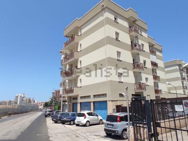 Appartamento in affitto di 164 m² in Via Caldarola, 13