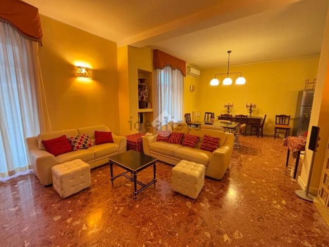 Appartamento in affitto di 165 m² in Via G. Oberdan, 86