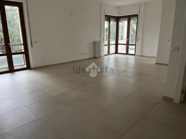 Appartamento in affitto di 166 m² in Via Mariano D&apos Amelio, 42