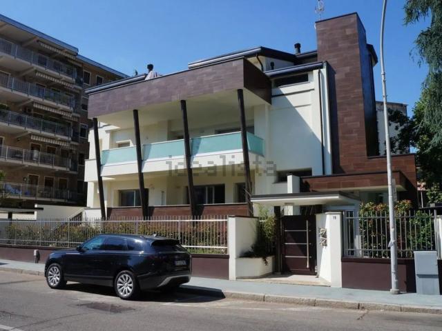 Appartamento in affitto di 168 m² in Via Papa Pio XI