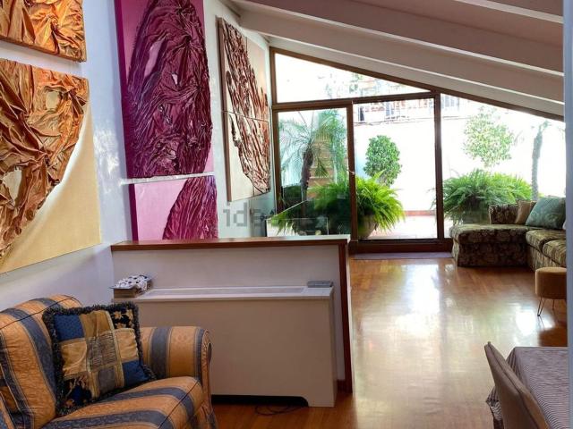 Appartamento in affitto di 170 m² in Via Chiatamone, 27
