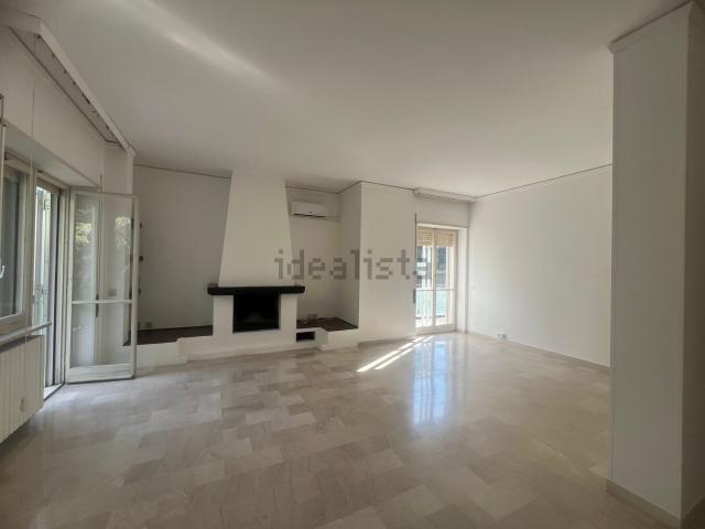 Appartamento in affitto di 170 m² in Via Algeria, 4